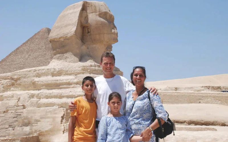 Familien foran Sfinksen i Luxor i Egypten